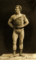 Eugen Sandow, in posa classica greco-romana, c.1894